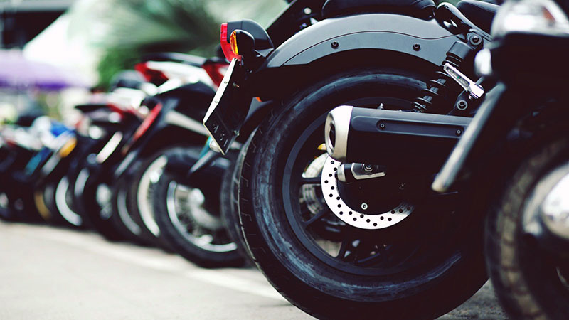 Desde Agencia Quiroga analizamos el mercado de motocicletas en Argentina, Chile y Colombia. Tres países con contextos económicos distintos, dinámicas de consumo propias y diferentes niveles de madurez, atravesados por una misma pregunta estratégica. Qué marcas van a lograr convertir el crecimiento de la categoría en preferencia sostenida.